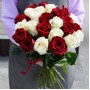 Букет 25 роз красных и белых